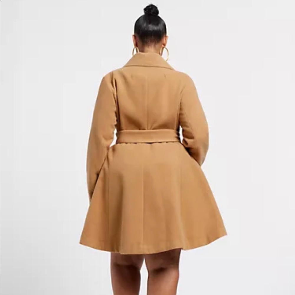 A chic and cozy coat, perfect for any fashionable look. Brand new. Never worn.